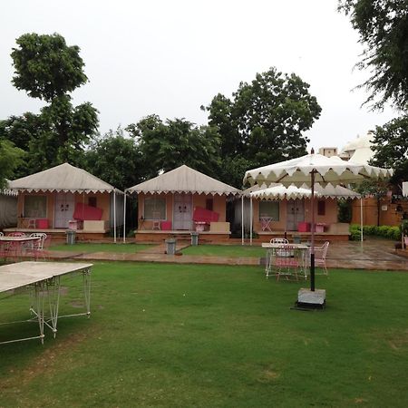 ホテル Raasleela Luxury Camp ウダイプル エクステリア 写真
